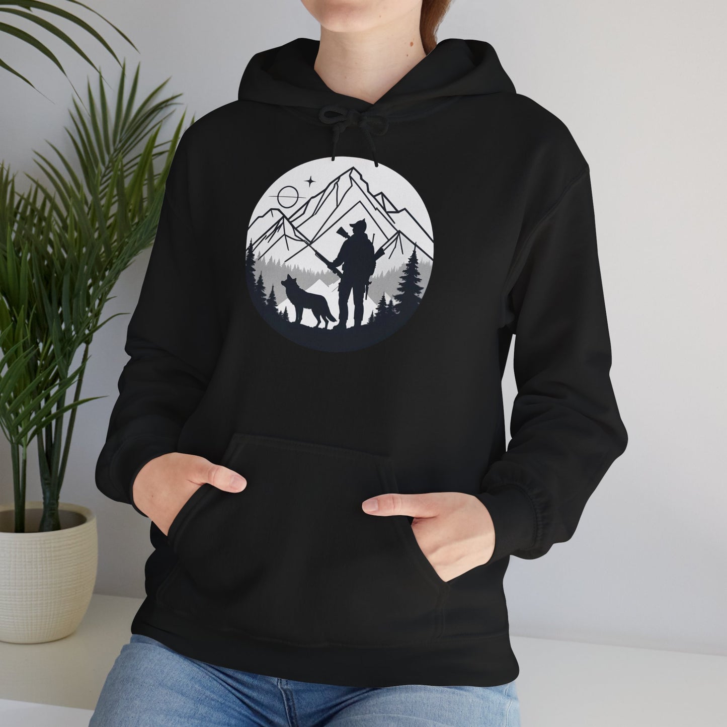„Mountain Hunter Silhouette" – Minimalistisches Hoodie Design für echte Outdoor-Fans