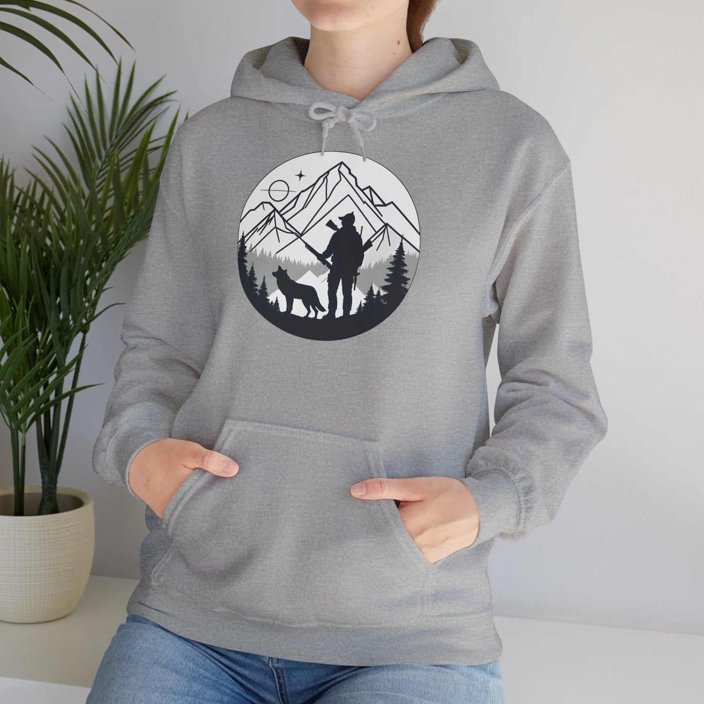 „Mountain Hunter Silhouette" – Minimalistisches Hoodie Design für echte Outdoor-Fans