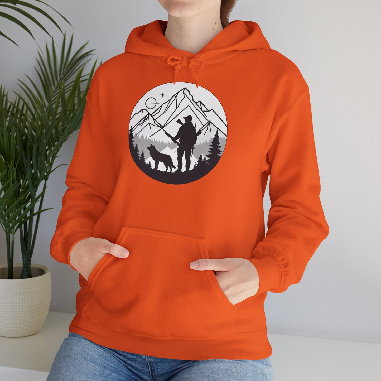 „Mountain Hunter Silhouette" – Minimalistisches Hoodie Design für echte Outdoor-Fans