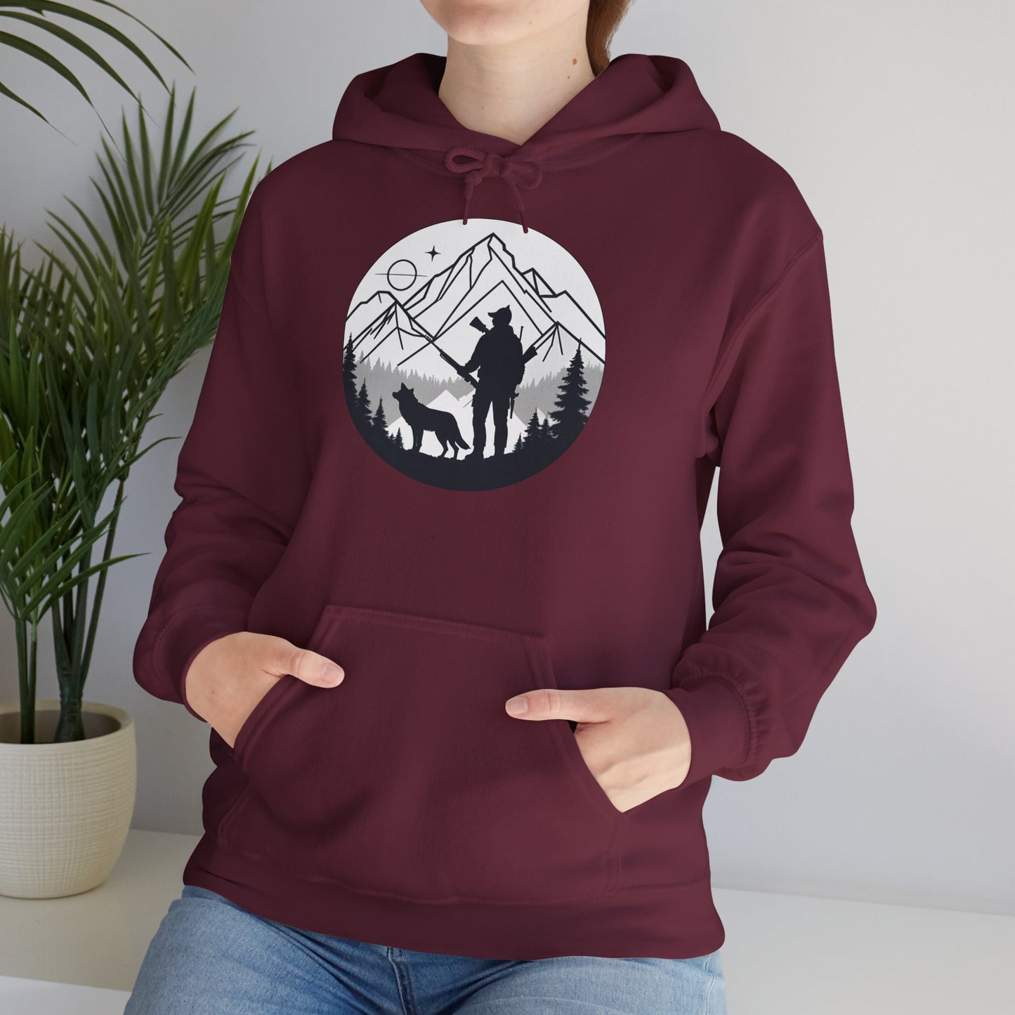 „Mountain Hunter Silhouette" – Minimalistisches Hoodie Design für echte Outdoor-Fans