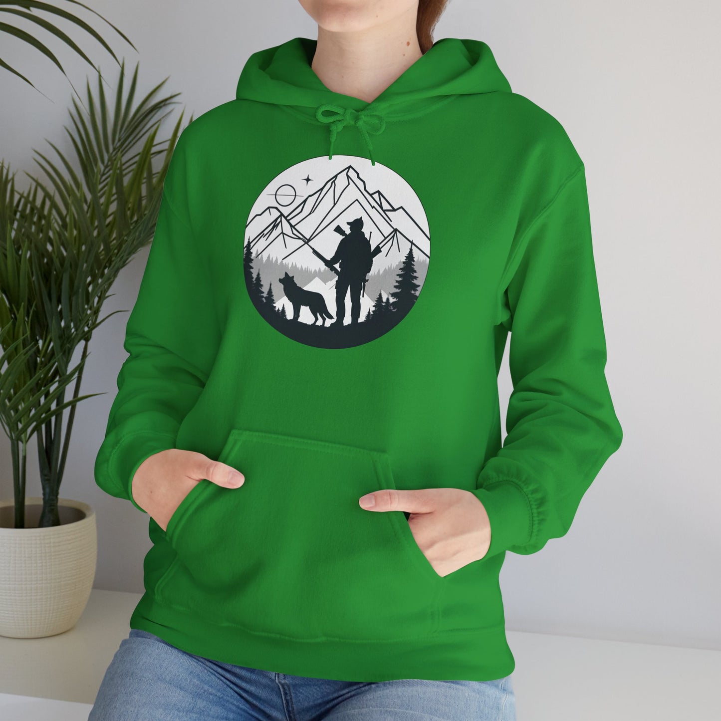 „Mountain Hunter Silhouette" – Minimalistisches Hoodie Design für echte Outdoor-Fans