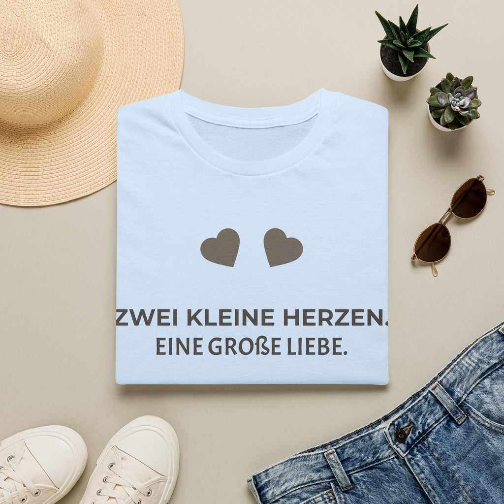 Mama Shirt personalisiert – „Zwei kleine Herzen. Eine große Liebe.“ | Cozee