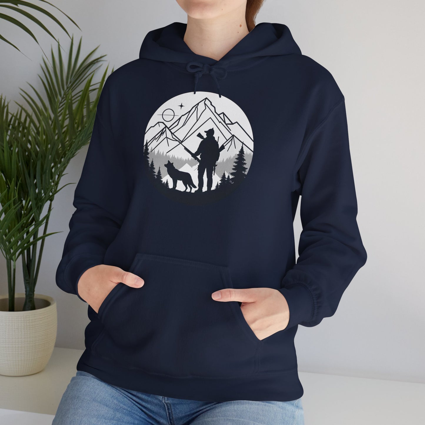 „Mountain Hunter Silhouette" – Minimalistisches Hoodie Design für echte Outdoor-Fans