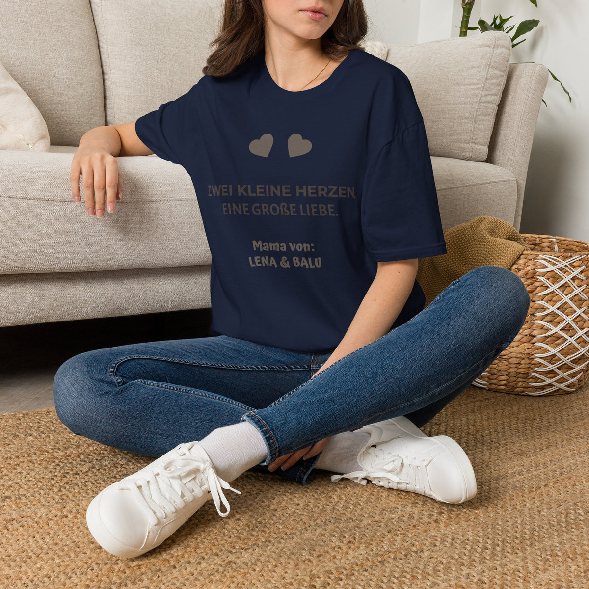 Mama Shirt personalisiert – „Zwei kleine Herzen. Eine große Liebe.“ | Cozee