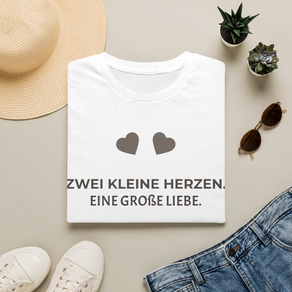 Mama Shirt personalisiert – „Zwei kleine Herzen. Eine große Liebe.“ | Cozee
