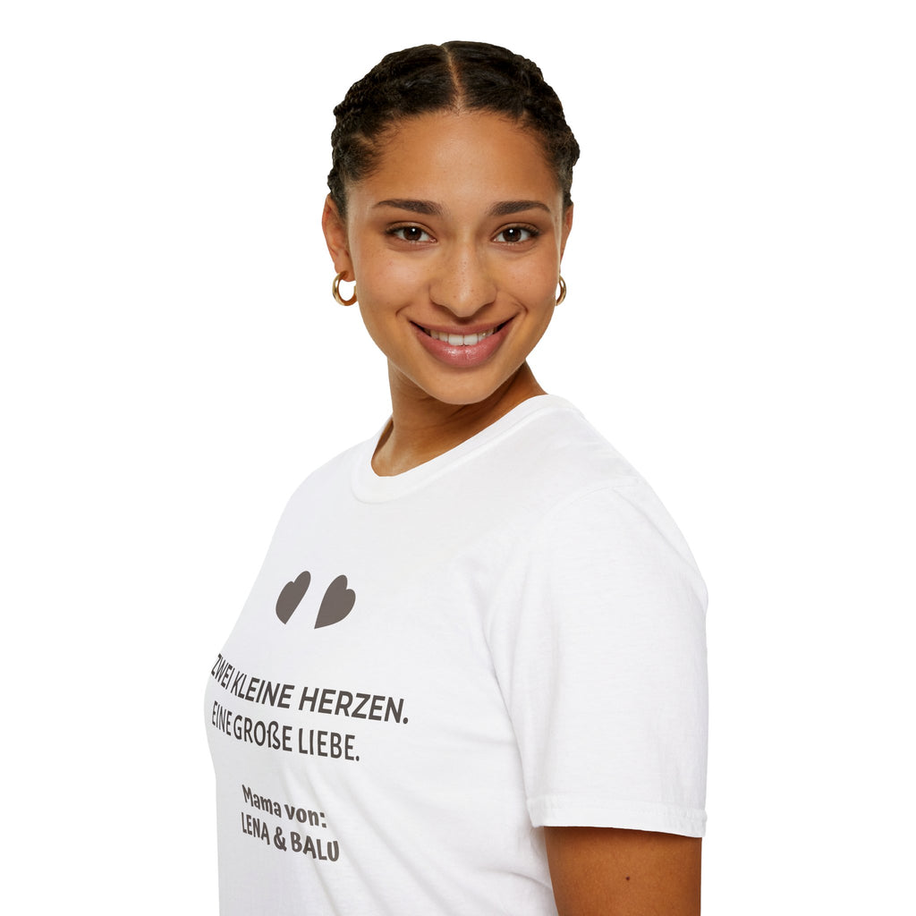 Mama Shirt personalisiert – „Zwei kleine Herzen. Eine große Liebe.“ | Cozee