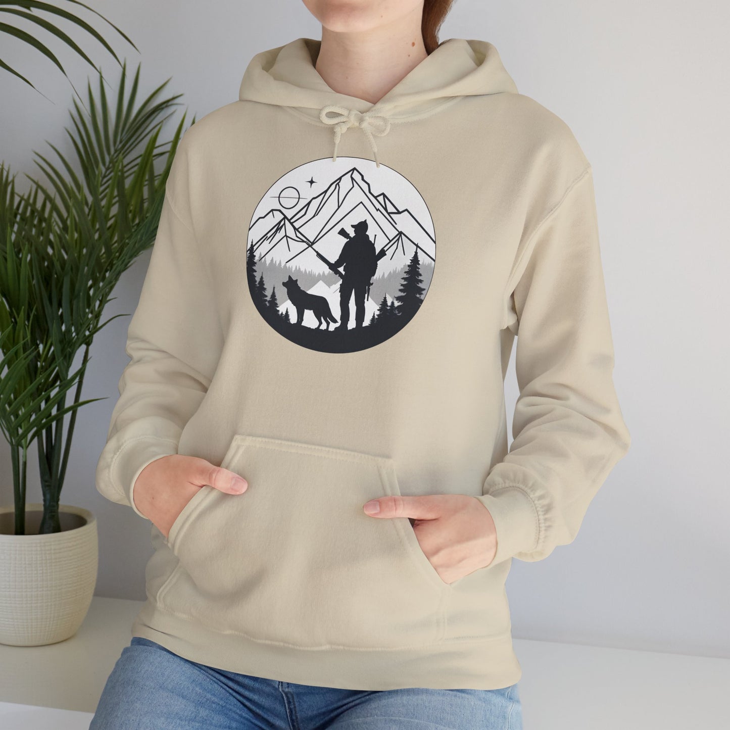 „Mountain Hunter Silhouette" – Minimalistisches Hoodie Design für echte Outdoor-Fans