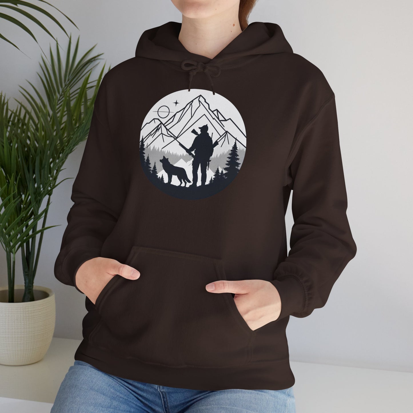 „Mountain Hunter Silhouette" – Minimalistisches Hoodie Design für echte Outdoor-Fans