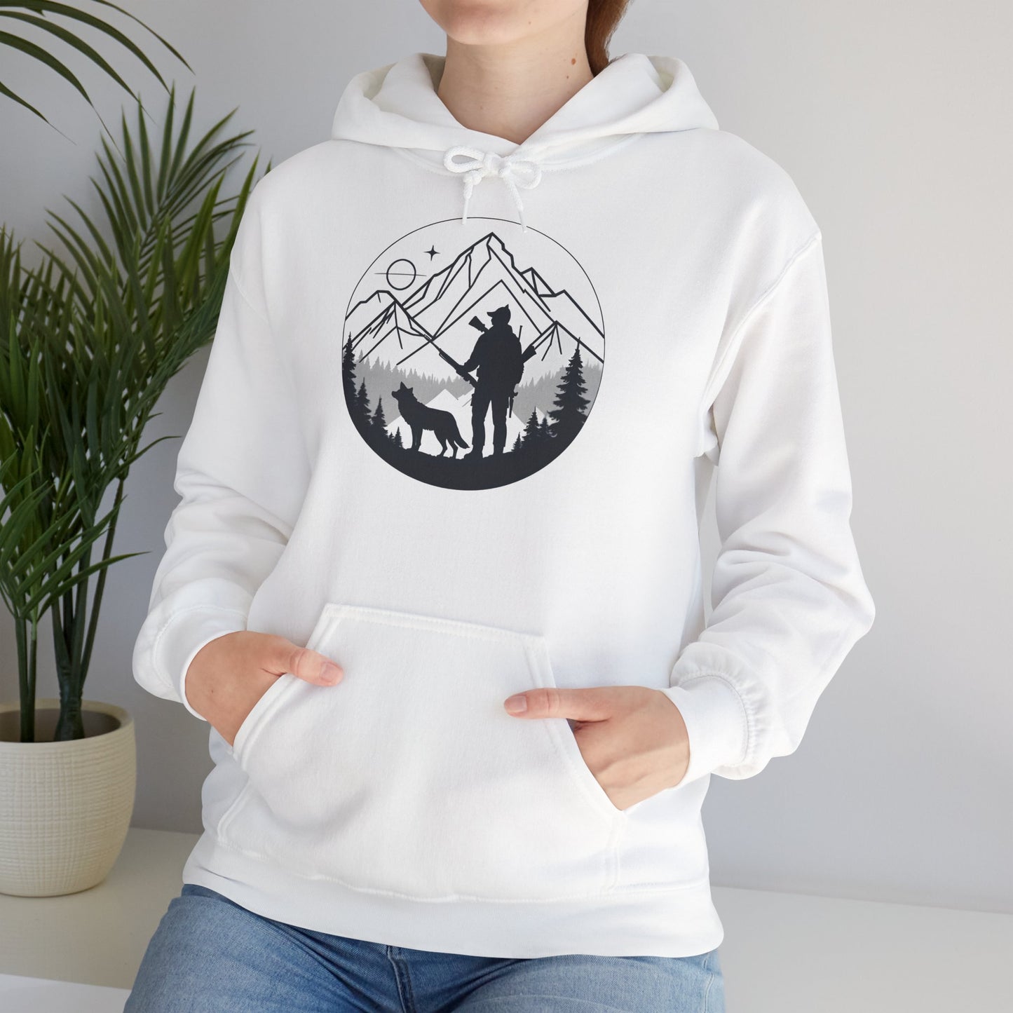 „Mountain Hunter Silhouette" – Minimalistisches Hoodie Design für echte Outdoor-Fans