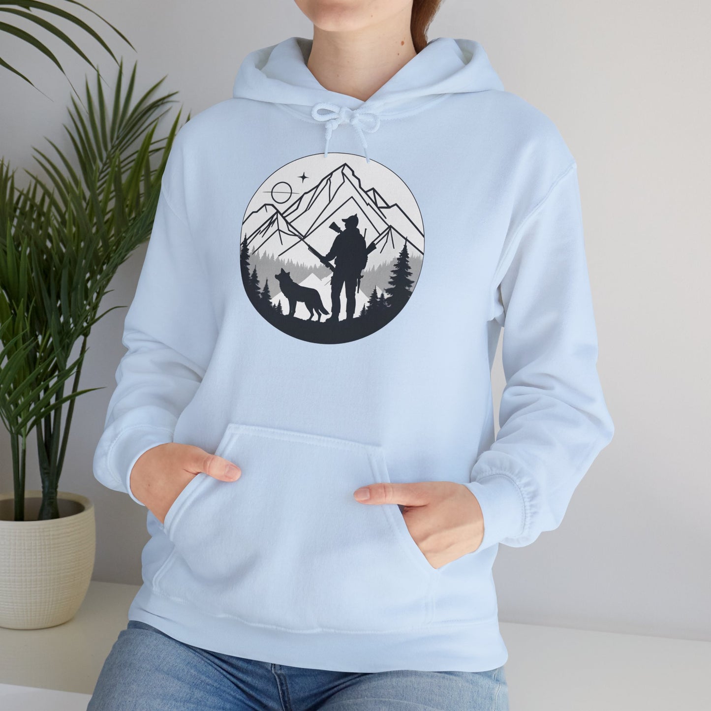 „Mountain Hunter Silhouette" – Minimalistisches Hoodie Design für echte Outdoor-Fans
