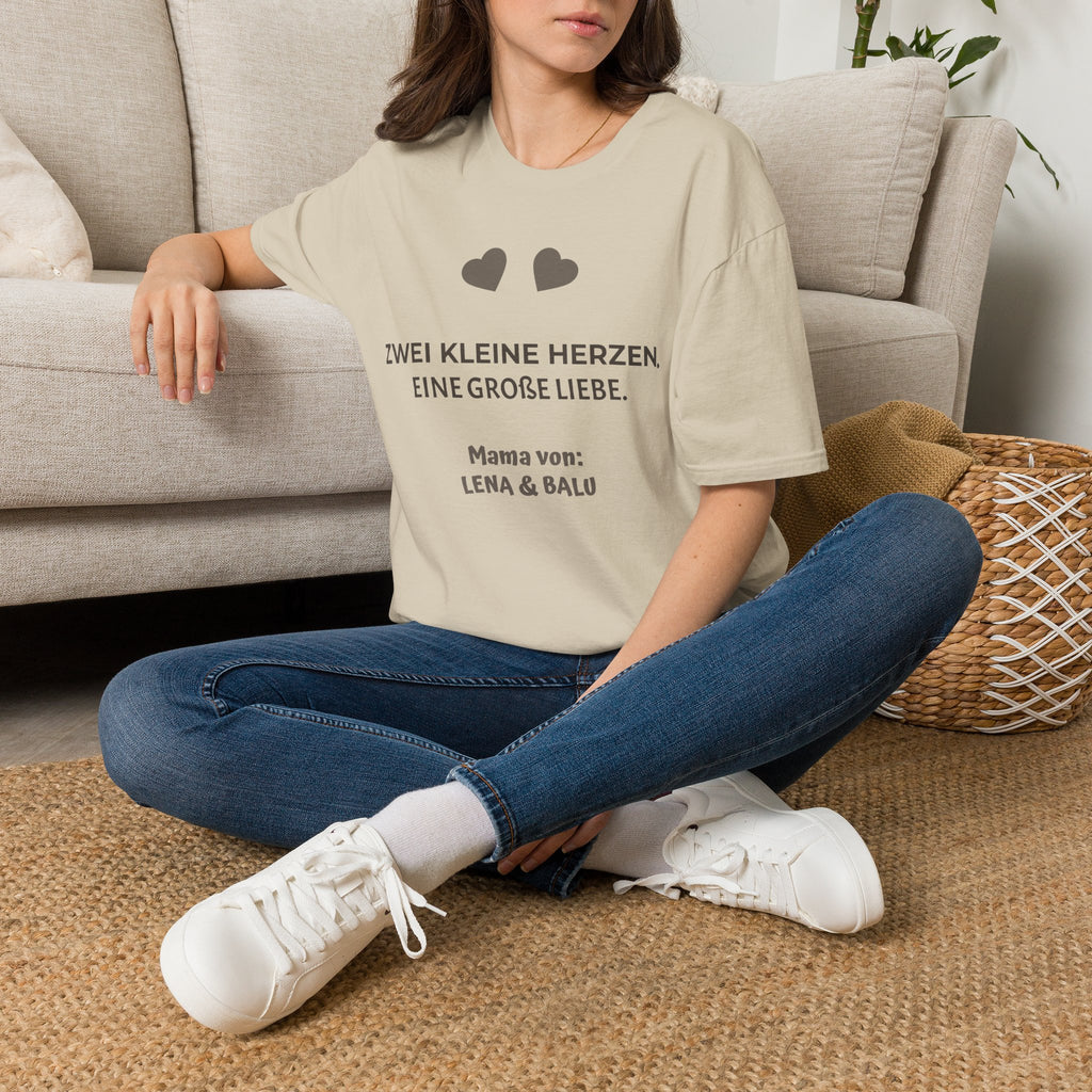 Mama Shirt personalisiert – „Zwei kleine Herzen. Eine große Liebe.“ | Cozee