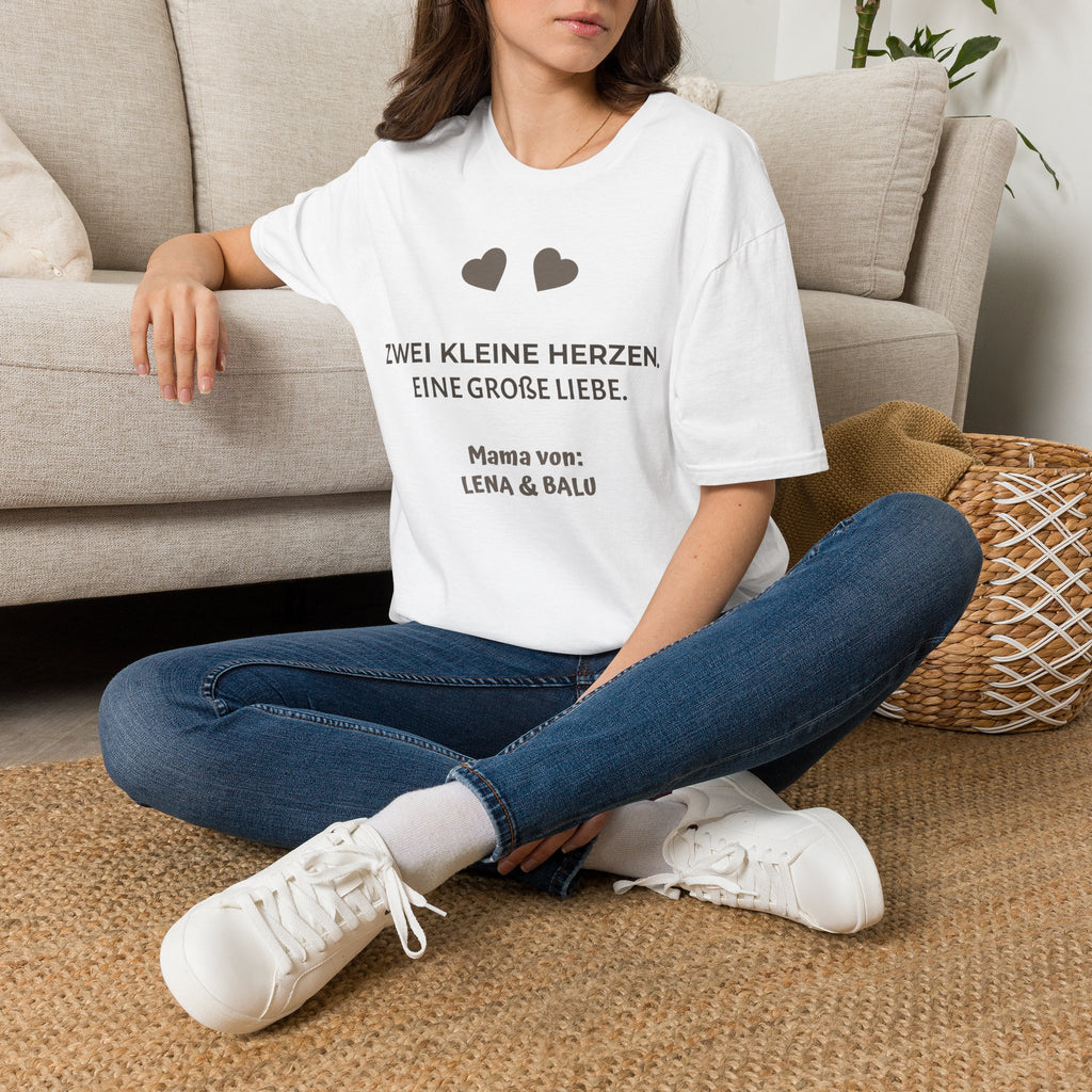 Mama Shirt personalisiert – „Zwei kleine Herzen. Eine große Liebe.“ | Cozee