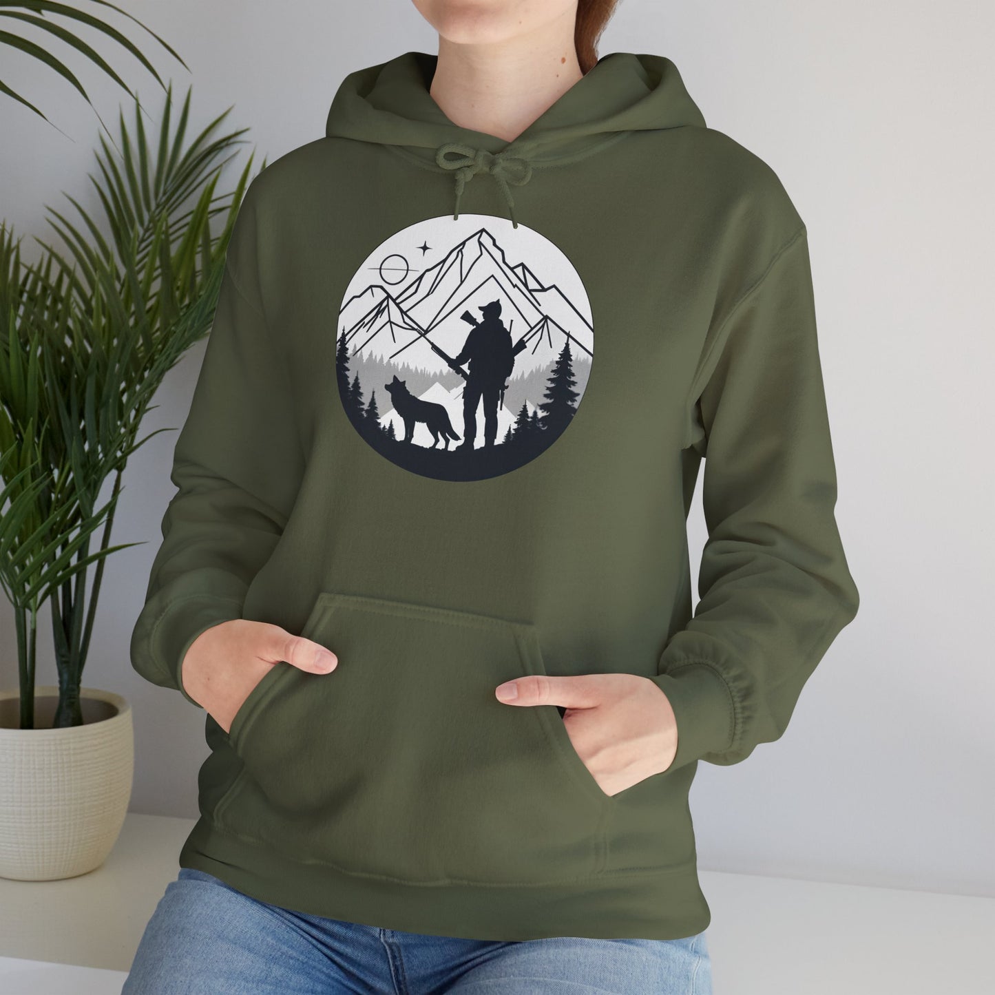 „Mountain Hunter Silhouette" – Minimalistisches Hoodie Design für echte Outdoor-Fans