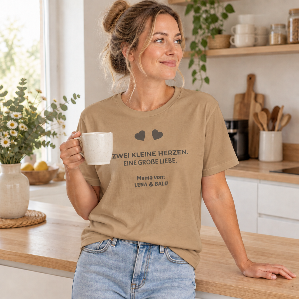 Mama Shirt personalisiert – „Zwei kleine Herzen. Eine große Liebe.“ | Cozee