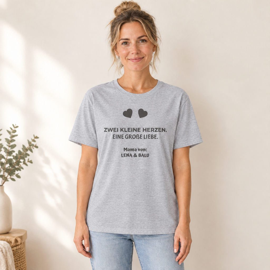 Mama Shirt personalisiert – „Zwei kleine Herzen. Eine große Liebe.“ | Cozee