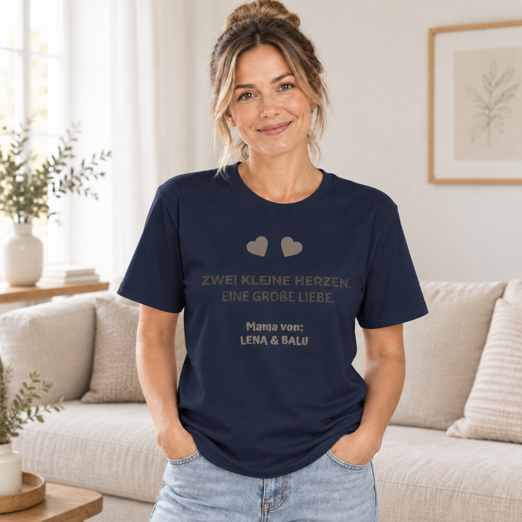 Mama Shirt personalisiert – „Zwei kleine Herzen. Eine große Liebe.“ | Cozee