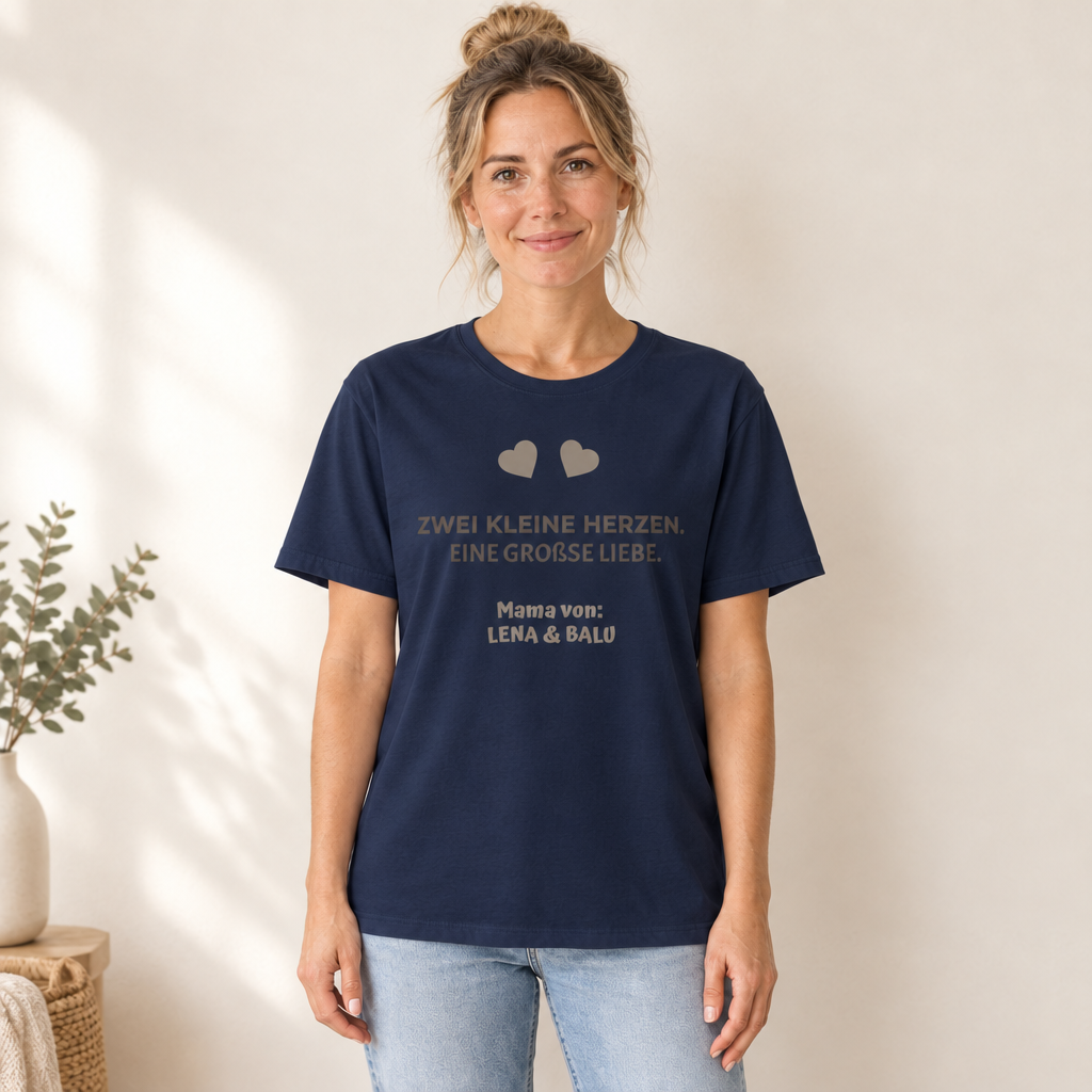 Mama Shirt personalisiert – „Zwei kleine Herzen. Eine große Liebe.“ | Cozee